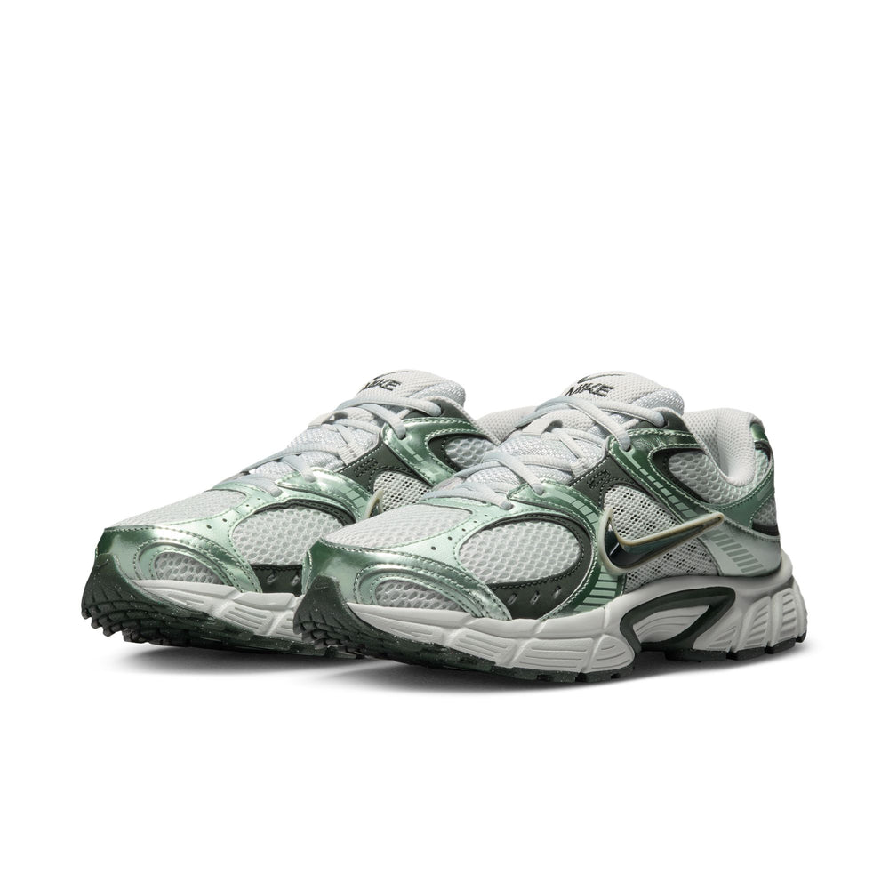 Nike V5 RNR Women’s Shoes Light Silver Black Spruce HQ7901-014 | Pro Feet