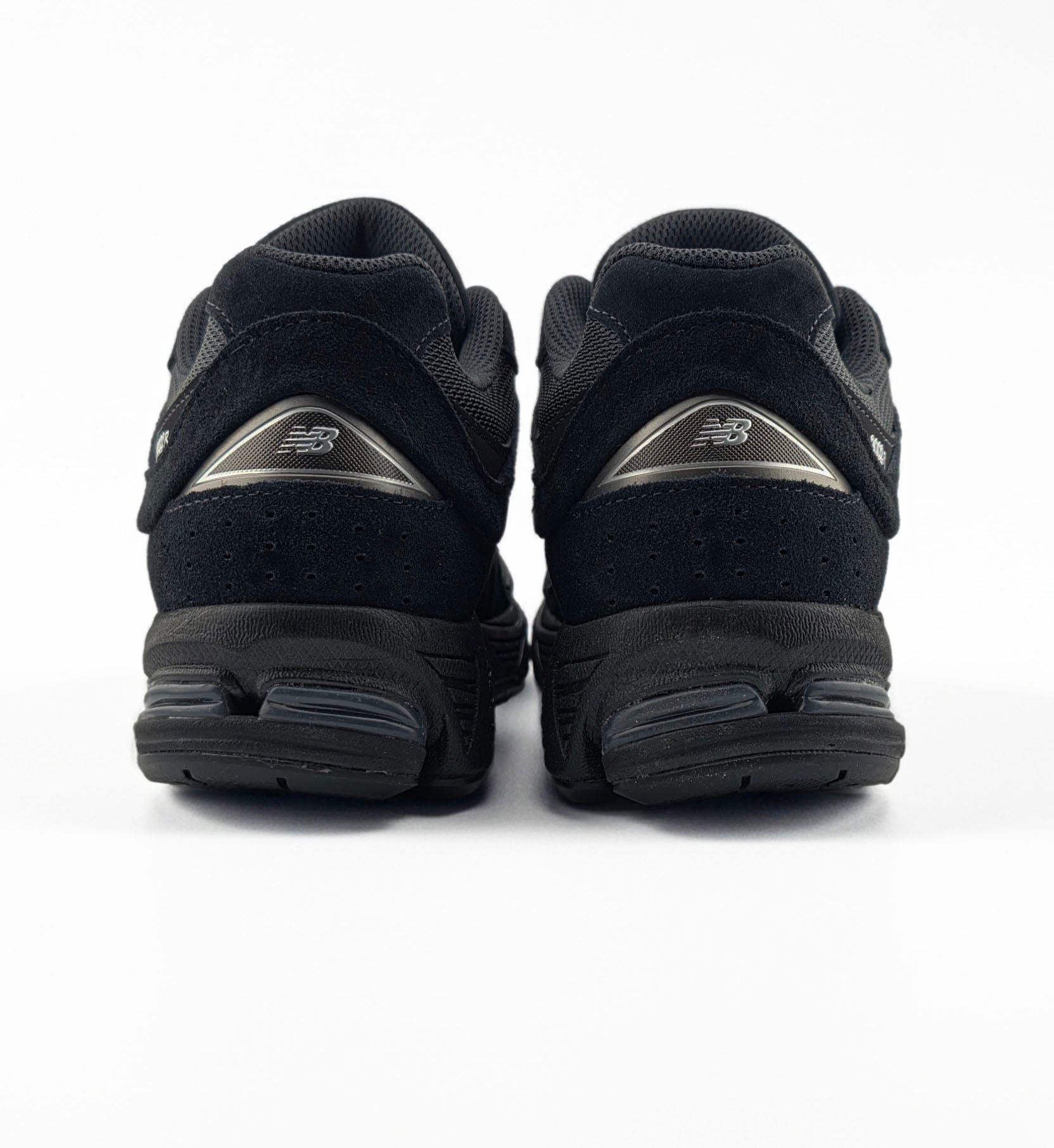 New Balance 2002R “Black/Black/Silver” (U200278J)