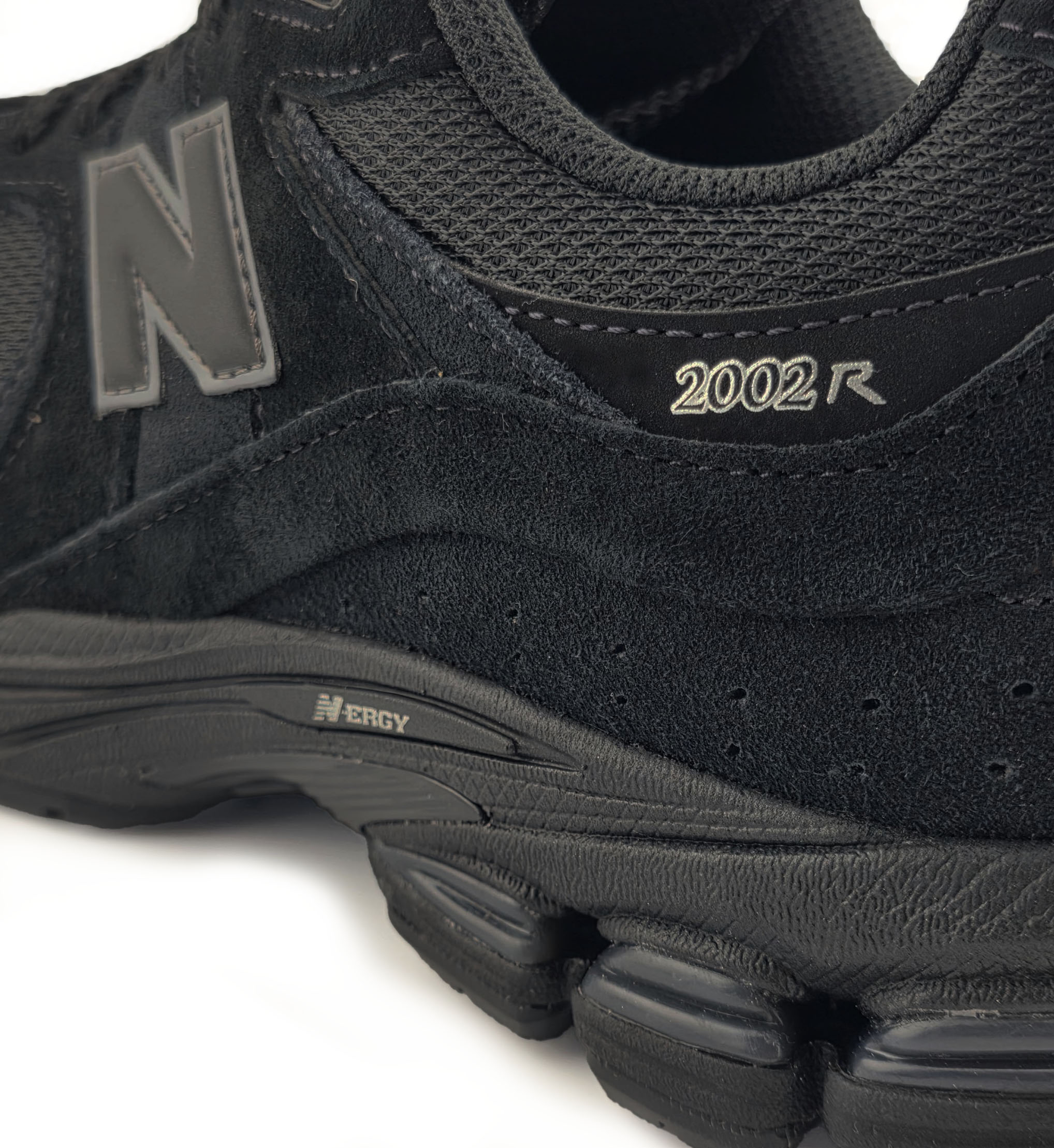 New Balance 2002R “Black/Black/Silver” (U200278J)